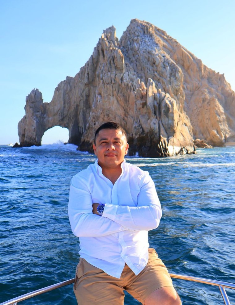 Gabriel Henkel frente al Arco de Cabo San Lucas